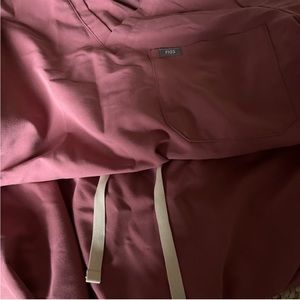 FIGS WOMENS LIVINGSTON LARGE PETITE PANTS AND LARGE TOP.